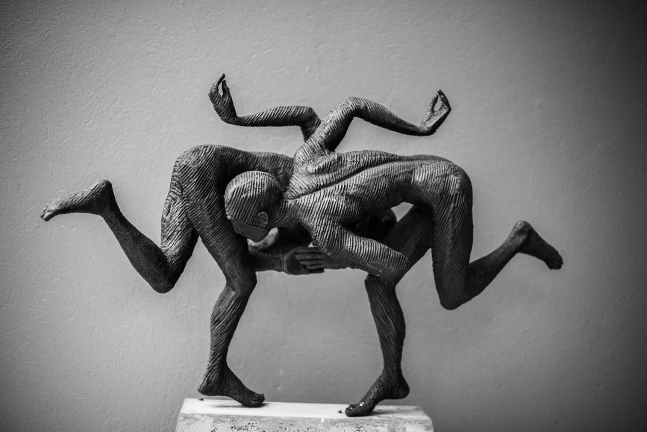 Seven Villa Hotel&Spa Johannesburg Esterno foto The sculpture of the wrestlers