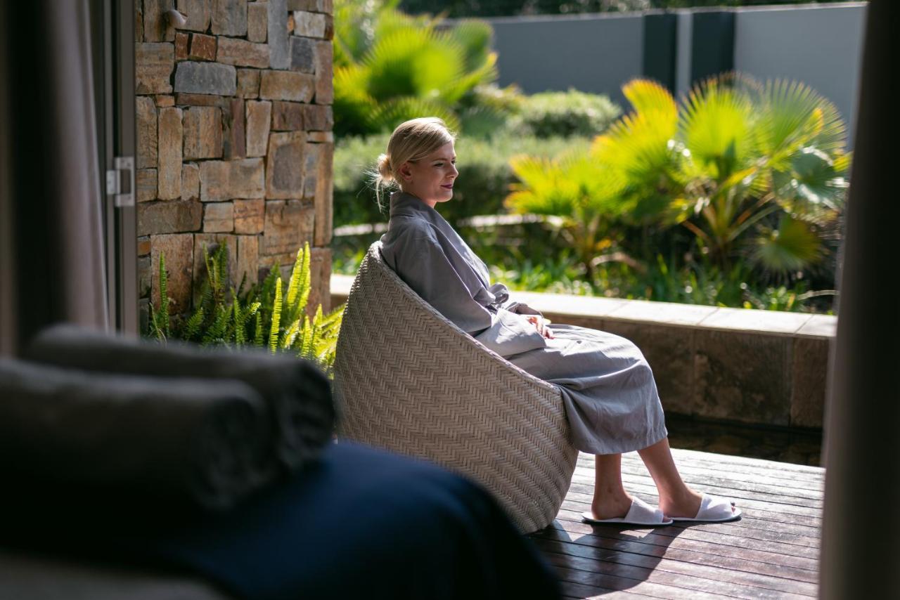 Seven Villa Hotel&Spa Johannesburg Esterno foto A woman wearing a bathrobe