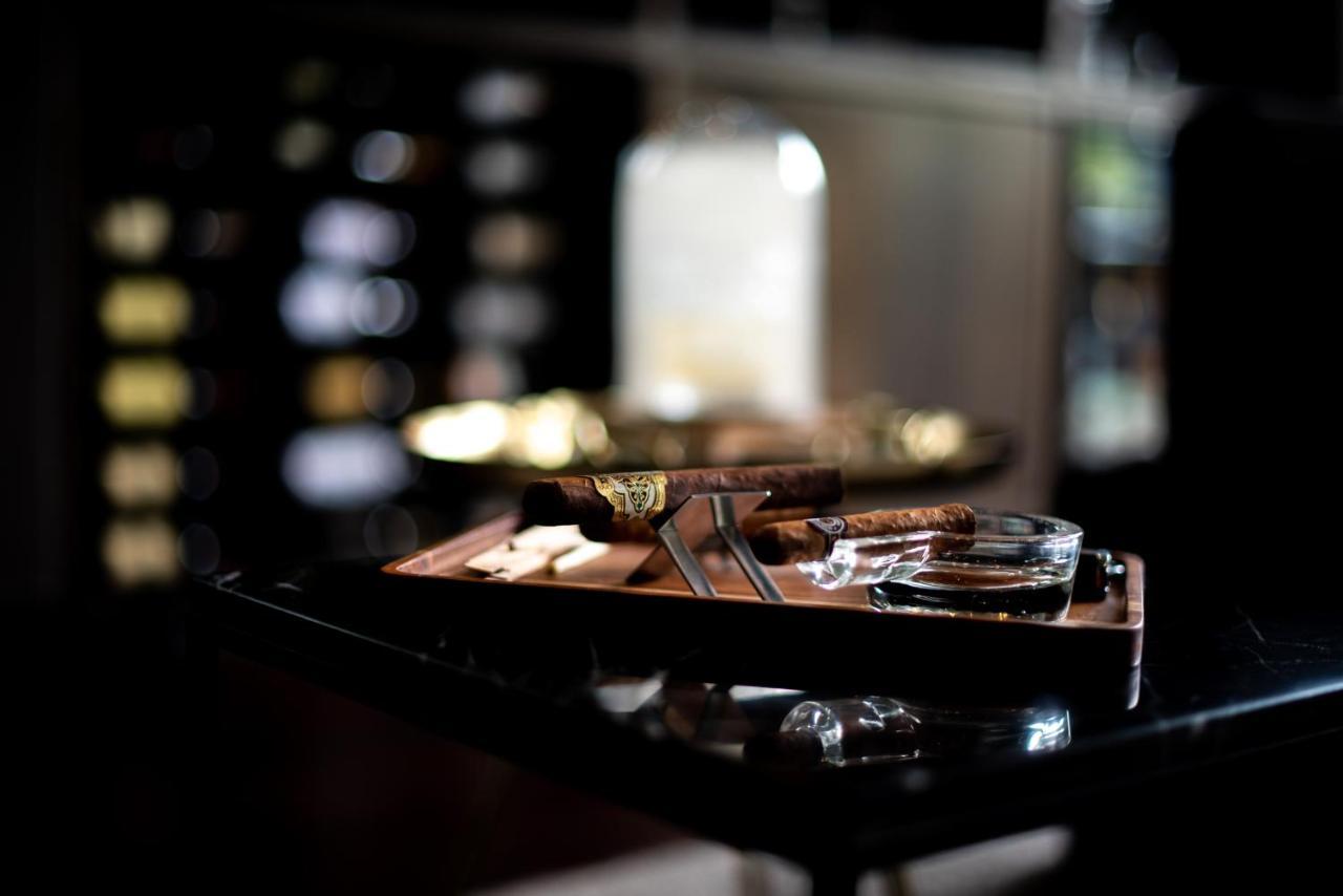 Seven Villa Hotel&Spa Johannesburg Esterno foto A cigar ashtray
