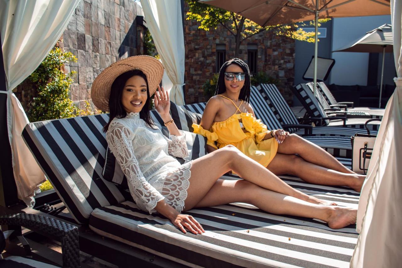 Seven Villa Hotel&Spa Johannesburg Esterno foto Two women sunbathing
