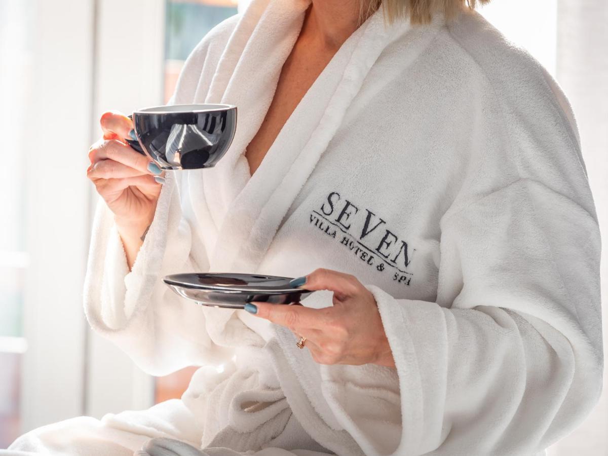 Seven Villa Hotel&Spa Johannesburg Esterno foto A woman wearing a bathrobe