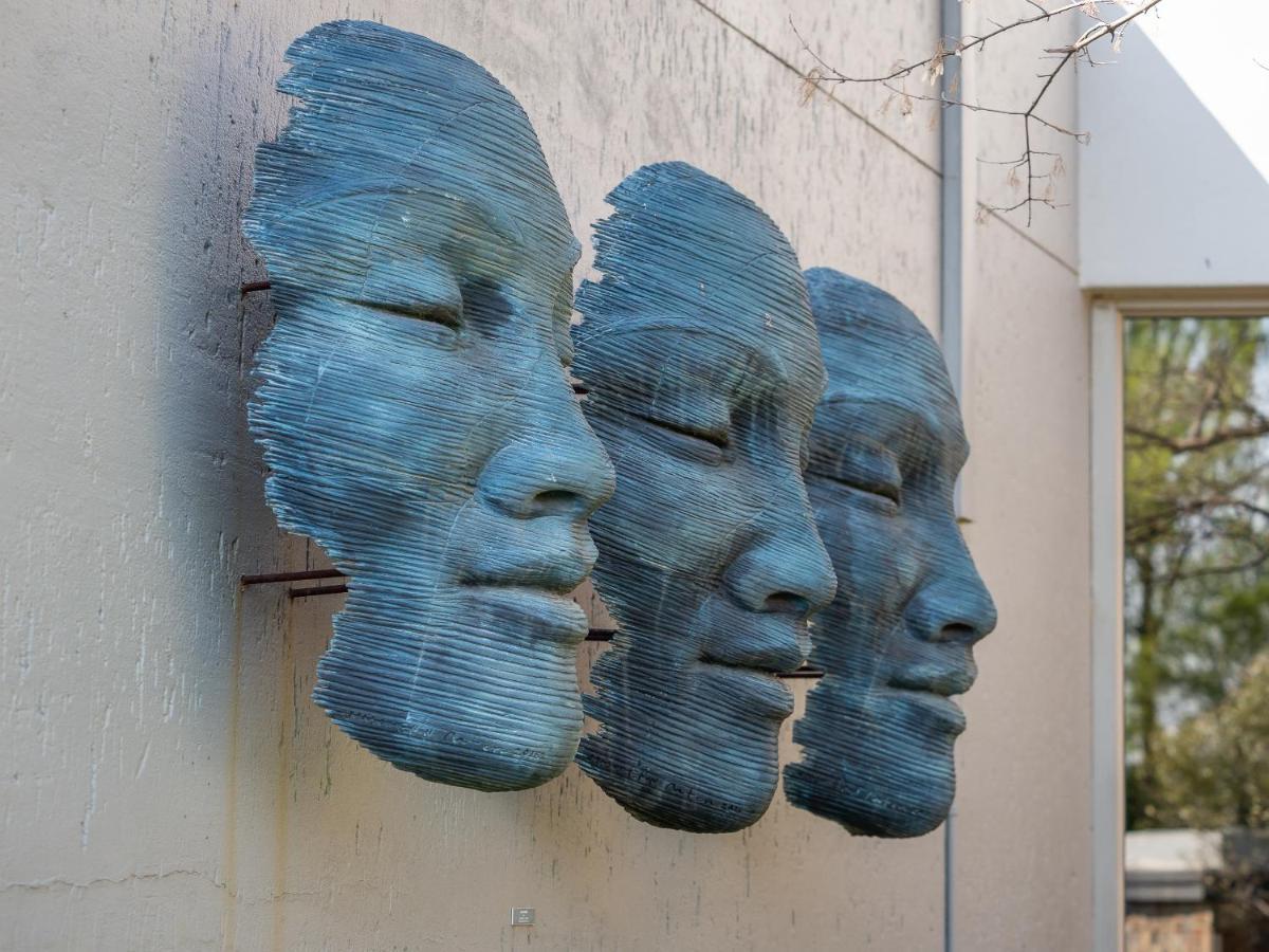 Seven Villa Hotel&Spa Johannesburg Esterno foto The sculpture in 2018