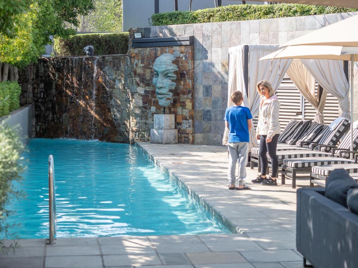 Seven Villa Hotel&Spa Johannesburg Esterno foto The pool at the Hotel