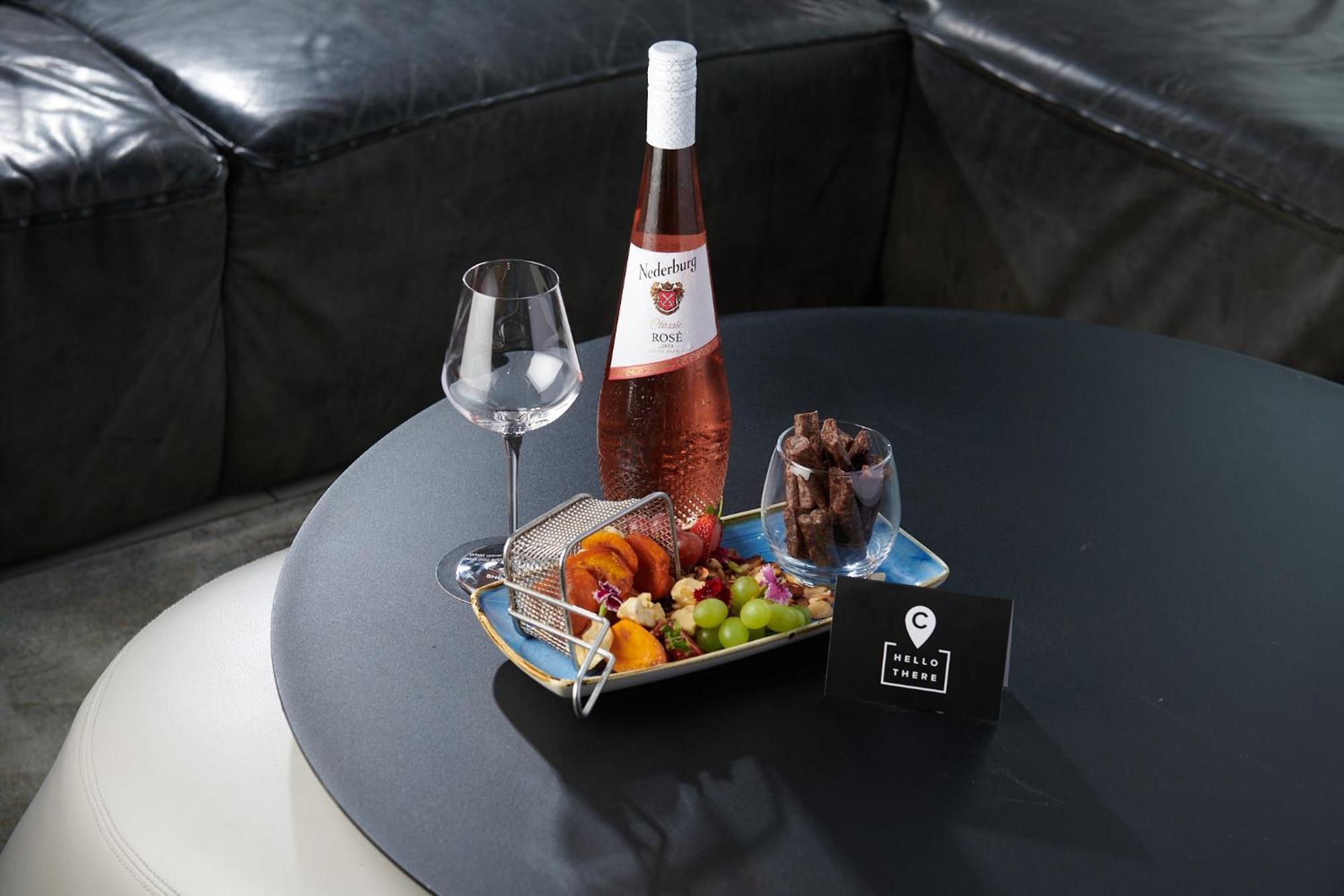 Seven Villa Hotel&Spa Johannesburg Esterno foto A bottle of wine at the hotel