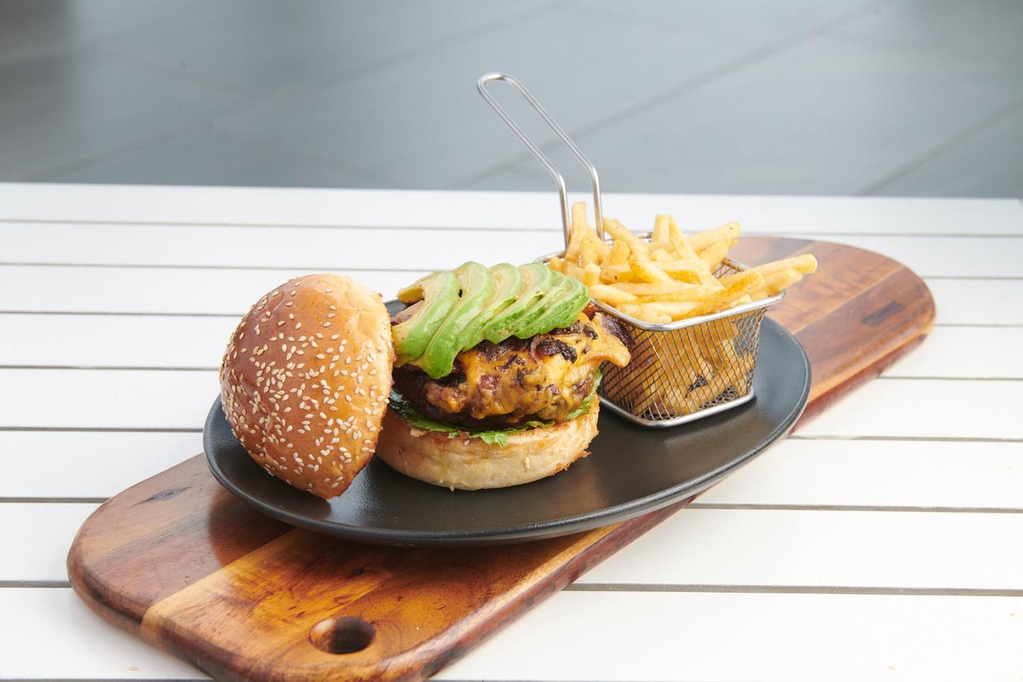 Seven Villa Hotel&Spa Johannesburg Esterno foto A vegan burger with avocado and chips