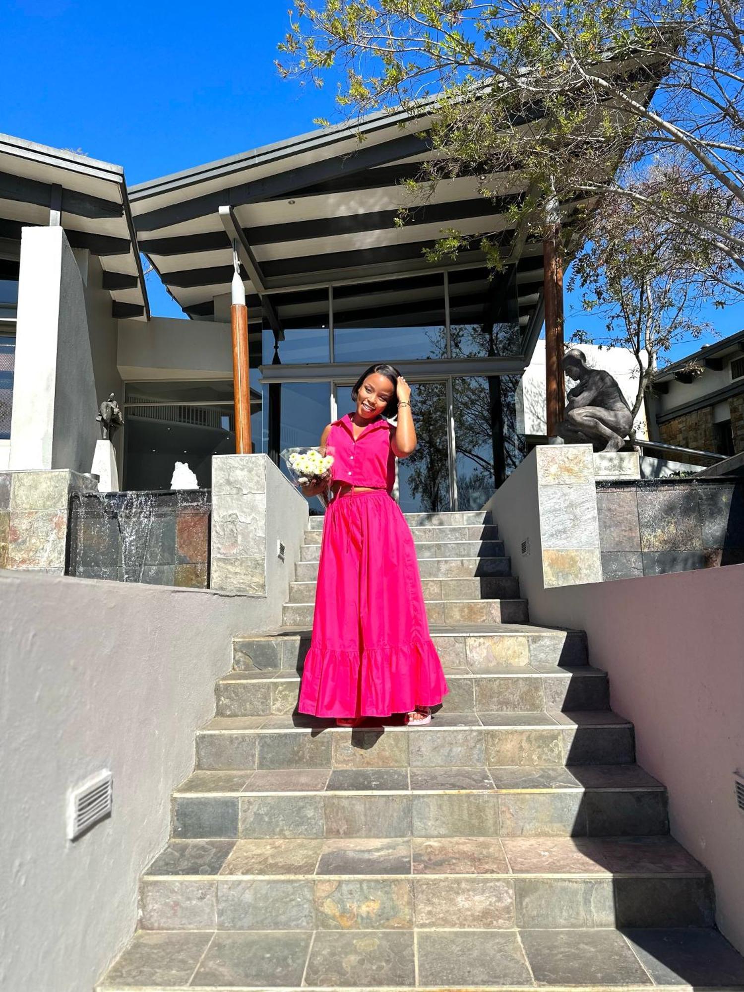 Seven Villa Hotel&Spa Johannesburg Esterno foto A woman wearing a pink dress