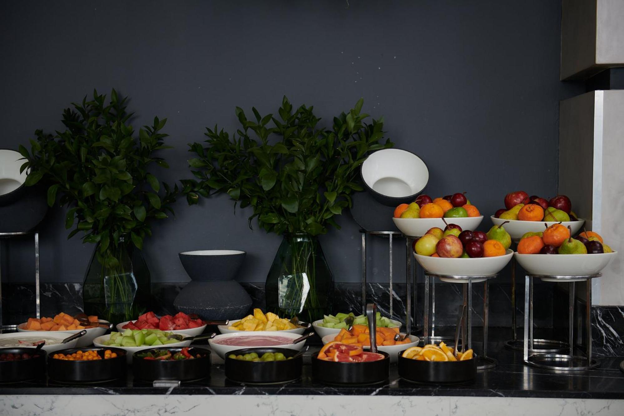 Seven Villa Hotel&Spa Johannesburg Esterno foto A fruit salad buffet