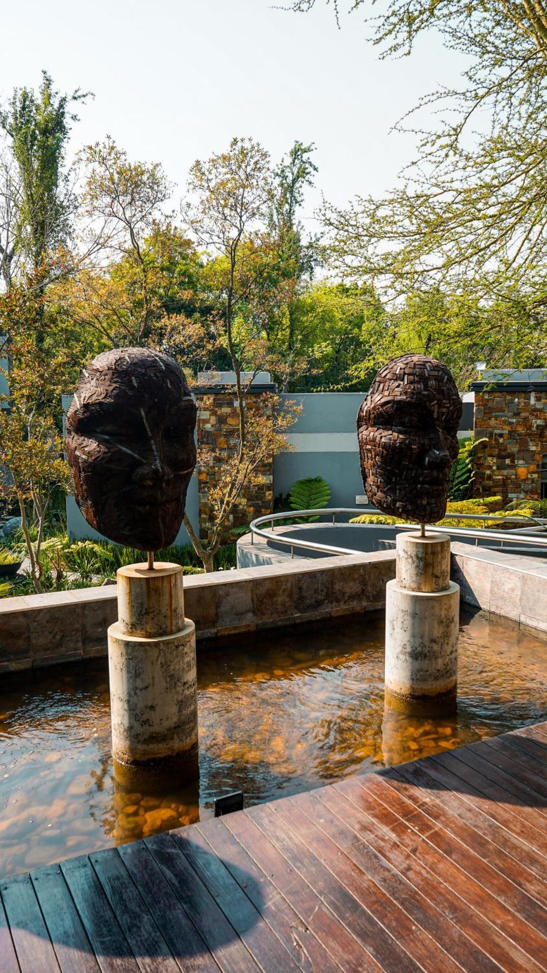 Seven Villa Hotel&Spa Johannesburg Esterno foto The sculpture "The Two" by artist Mark Rothko