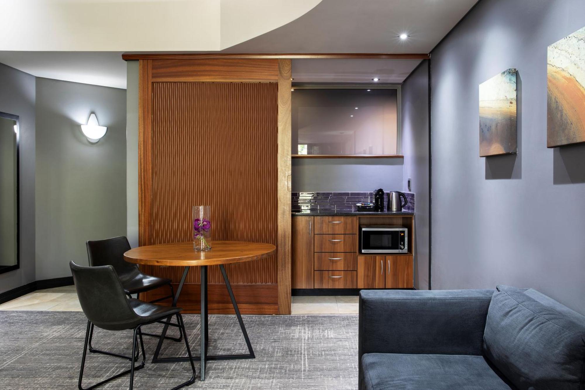 Seven Villa Hotel&Spa Johannesburg Esterno foto A suite at the Hilton London Heathrow
